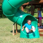 Complex Loc de Joaca SkyFort 3 din lemn de cedru - Centru de exterior multifunctional cu tobogan elicoidal si 3 nivele de joaca Sky Fort III Backyard Discovery  